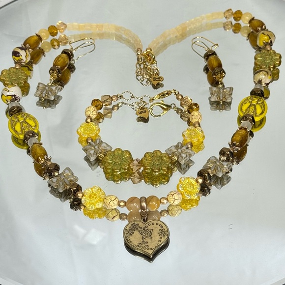 Butterfly’s, Bees & Flowers Stone & Glass Yellow & Gold Jewelry Set. - Picture 10 of 10